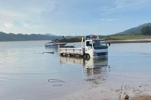 Lật xuồng trên hồ Đa Tôn, 6 người gặp nạn