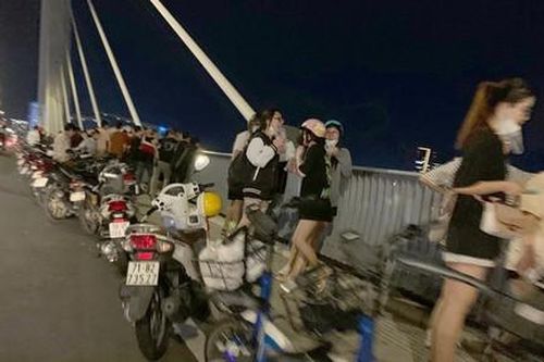 Tụ tập trên cầu Thủ Thiêm 2: Ngắm cảnh đẹp, nhưng… nguy hiểm!