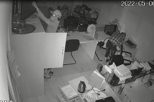 Nhóm người cạy cửa kho chứa hàng trộm tài sản trị giá hơn 200 triệu đồng