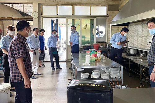 Phát hiện vi phạm an toàn thực phẩm tại nhà hàng Thọ Gù, huyện Phú Xuyên