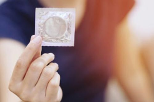 Bị vợ trẻ phát hiện có bao cao su trong túi quần và cái kết đau đớn của người chồng già