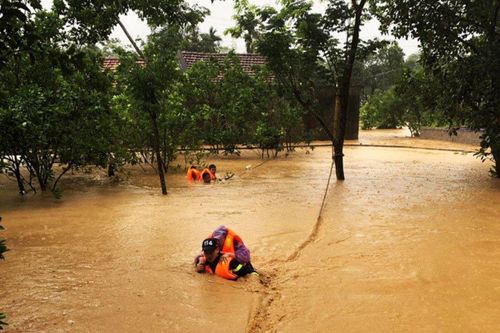 Mưa to dồn dập, nhiều nơi ở Lạng Sơn chìm trong nước, nhiều người mắc kẹt