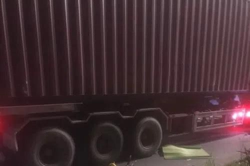 Va chạm với xe container trên quốc lộ, mẹ và con gái 3 tuổi tử vong