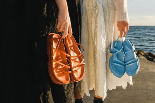 Sandal đế xuồng là xu hướng của hè năm nay