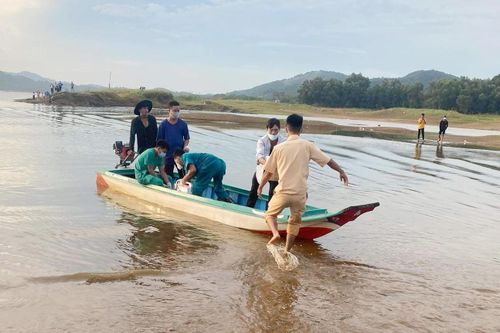 Tìm thấy 2 người đàn ông đuối nước vụ lật thuyền trên hồ Đa Tôn
