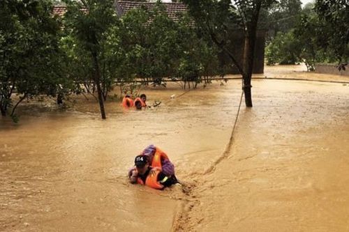 Lạng Sơn: Giải cứu nhiều người bị mắc kẹt do mưa lũ lớn bất thường