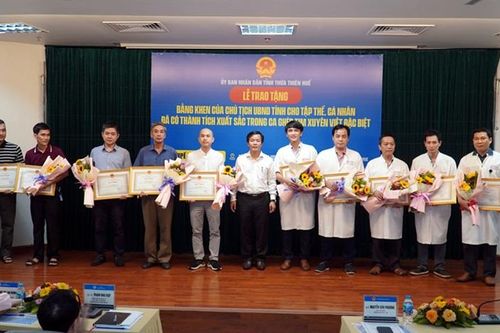 Khen thưởng ê-kíp thực hiện ca ghép tim xuyên Việt của Bệnh viện Trung ương Huế