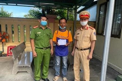 Tiếp sức người đi bộ 1.300 km về quê