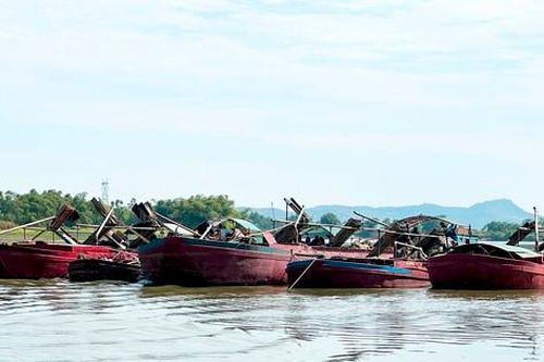 Hà Tĩnh: Phát hiện 6 sà lan khai thác cát trái phép trên sông