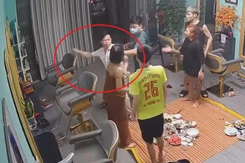 Cao Bằng: Cách chức phó công an phường đánh phụ nữ ở tiệm cắt tóc