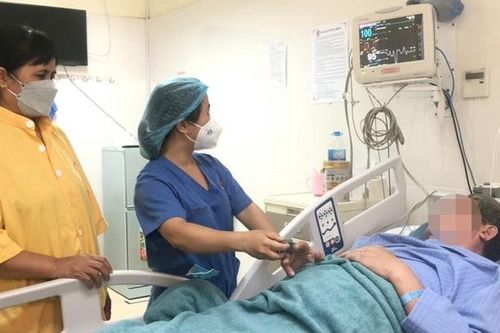 Cứu sống người đàn ông bị ong vò vẽ đốt nguy kịch
