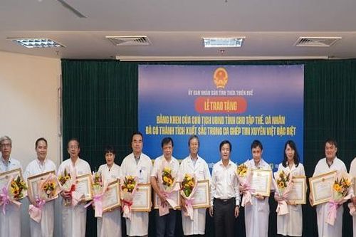 Chủ tịch UBND tỉnh Thừa Thiên Huế tặng bằng khen êkíp ca ghép tim xuyên Việt