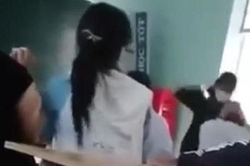 Kỷ luật nữ sinh đánh bạn trong lớp học, kiểm điểm thầy giáo 'ngồi nhìn'