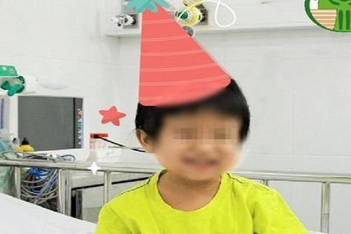 Mẹ hiến một phần gan cứu con 3 tuổi