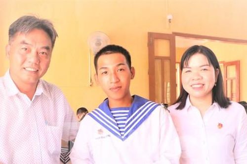 Đoàn Thanh niên Bình Dương thăm, tặng quà chiến sĩ trẻ làm nhiệm vụ ở Cam Ranh