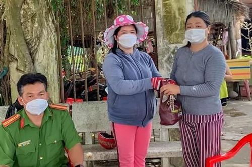 Tiểu thương trả lại tài sản gần 40 triệu đồng cho người đánh rơi