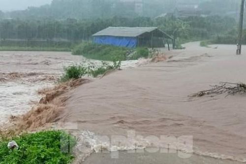 Mưa lũ bất thường ở Bắc Giang, hai nhà bị sập, 50 hộ phải di dời