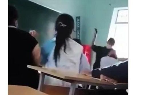 Kỷ luật nữ sinh dùng mũ bảo hiểm đánh bạn tới tấp trước mặt thầy giáo