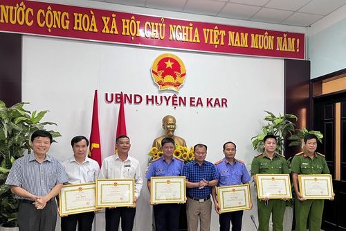 Khen thưởng đột xuất VKSND huyện Ea Kar vì thành tích xuất sắc trong giải quyết án
