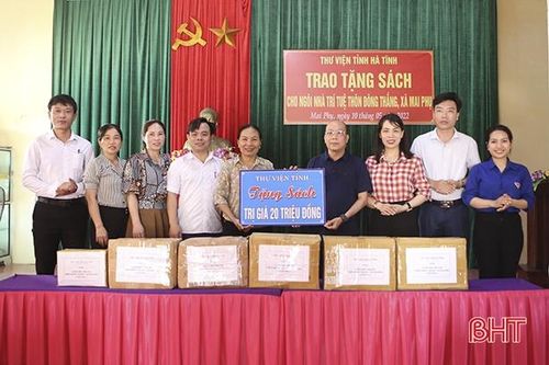 Thư viện Hà Tĩnh trao tặng hơn 1.200 bản sách cho các 'ngôi nhà trí tuệ'