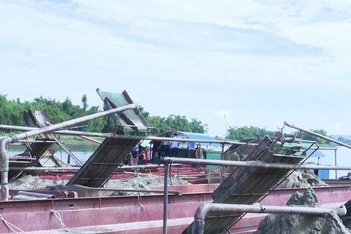 Hà Tĩnh: Bắt quả tang 6 sà lan hút cát trái phép trên sông Lam