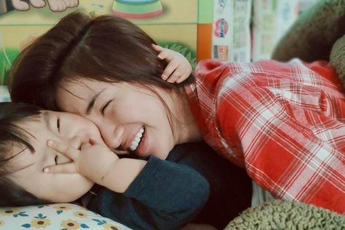 Loạt khoảnh khắc Hòa Minzy được con trai 'hộ tống' đi diễn siêu đáng yêu