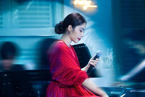 Được khán giả tỏ tình trên sân khấu khi đang hát, Nam Em có hành động khiến ai cũng bật cười