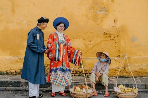 Bộ ảnh cổ phục của đôi vợ chồng già tại Hội An khiến bao người xuýt xoa ngưỡng mộ