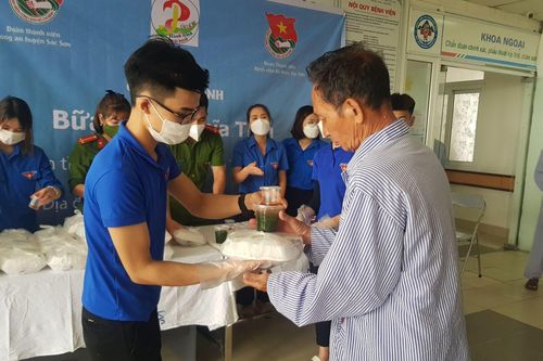 'Bữa cơm nghĩa tình' ấm lòng người bệnh