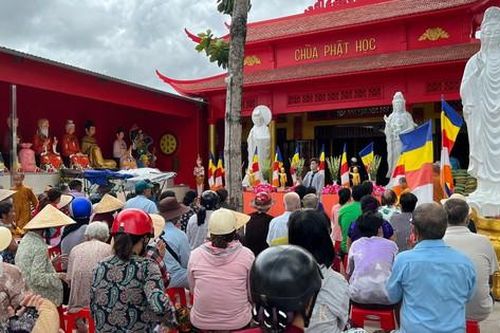 Sóc Trăng: Chùa Phật Học trao tặng 400 phần quà nhân mùa Phật đản Phật lịch 2566