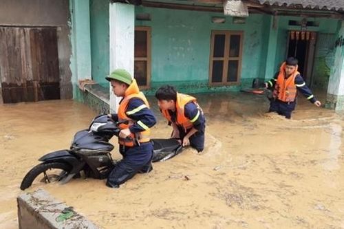 Cảnh sát giải cứu nhiều người dân mắc kẹt trong mưa lũ ở Lạng Sơn
