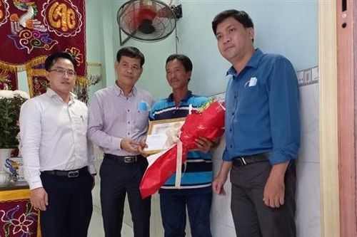Khen thưởng ngư phủ liên tiếp cứu hai người tự tử
