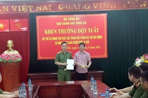 Cục CSHS khen thưởng tập thể khám phá vụ mua bán người