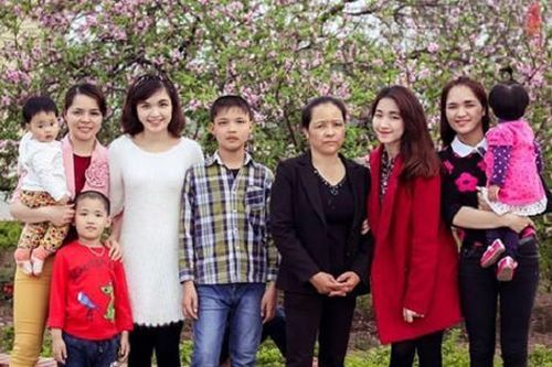 Mẹ ruột Hòa Minzy: Sang trọng, quý phái, nhiều lần 'lộ diện' vì con gái