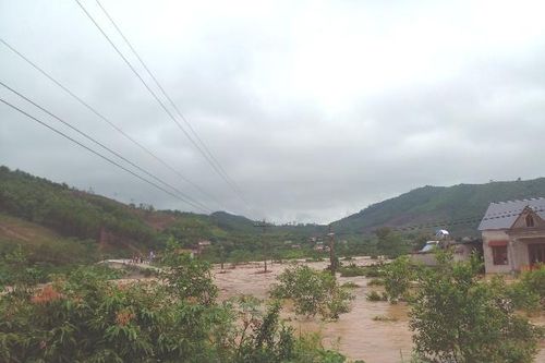 Hàng chục nghìn khách hàng mất điện do mưa lũ