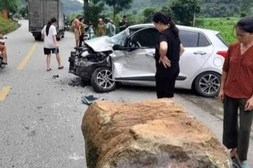 Tảng đá rơi từ núi xuống đè nát đầu ôtô