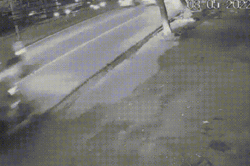 Ôtô bỏ chạy sau khi hất tung người đi đường vào gốc cây