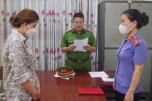 Dì ruột dùng cán chổi đánh cháu gái bị thương