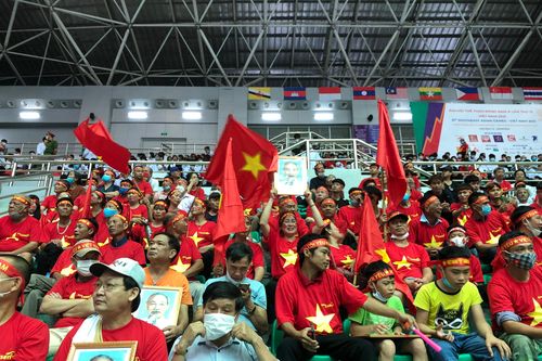 Nhà thi đấu TDTT Hà Nam sôi động trước giờ bóng lăn
