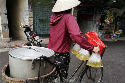 Hàng rong làm phiền du khách