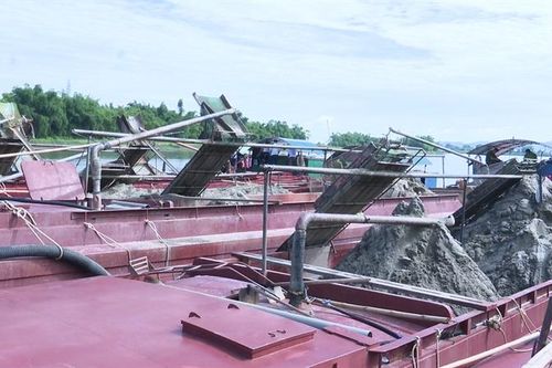 Bắt giữ 6 sà lan hút cát trái phép trên sông La