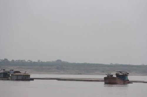 Vĩnh Phúc: 'Cát tặc' nổ súng trên sông Hồng