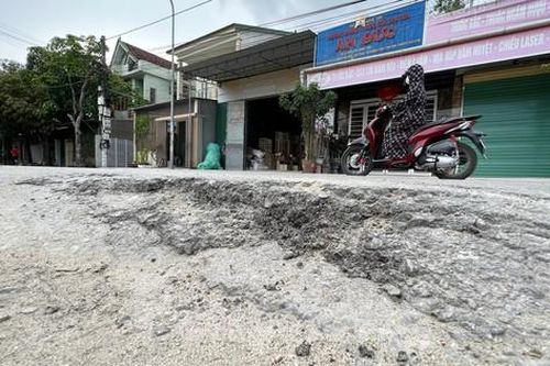 Đường tiền tỉ ở TP Vinh vừa làm xong đã chi chít ổ gà rình rập
