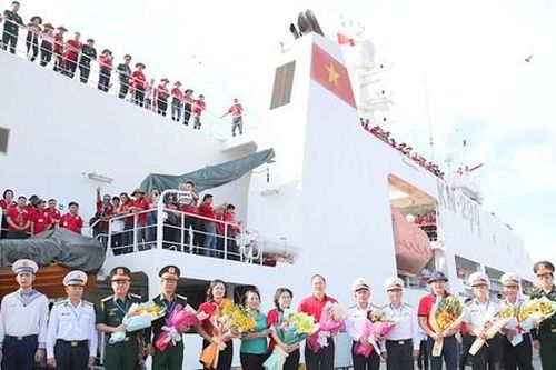 Đại biểu TPHCM thăm cán bộ chiến sĩ và nhân dân Trường Sa, nhà giàn DK1
