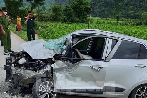Kinh hoàng tảng đá lở từ trên núi cao làm nát đầu ô tô