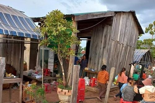 Đang lo tang cho vợ, người chồng lặng lẽ đi ra rừng treo cổ tự tử