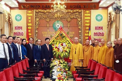 Phó Thủ tướng Thường trực Phạm Bình Minh chúc mừng Đại lễ Phật đản