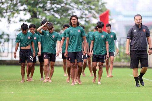Đội hình chính U23 Myanmar tập luyện bằng chân đất trước ngày đấu U23 Việt Nam