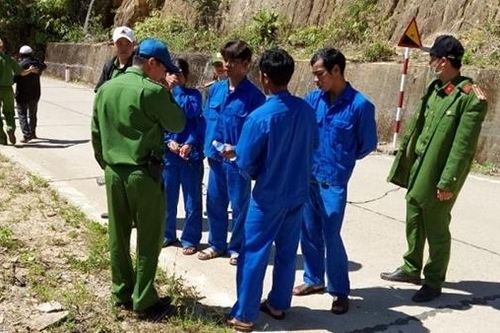 Kẻ chủ mưu phá rừng bỏ chạy ném lại nhiều súng đạn