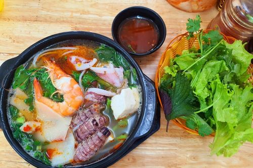 Bán hàng trăm suất ăn, quán mì niêu hải sản ở Hà Nội hốt bạc mỗi ngày